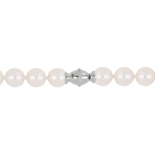 Akoya pearl string with diamond clasp in 18 kt gold - C017L