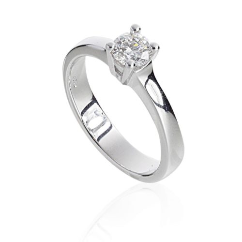 Classic 4-claw diamond solitaire ring